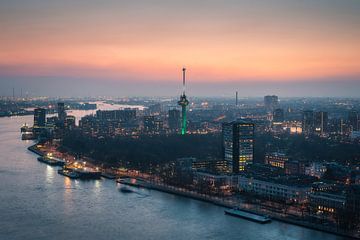 De Euromast en de stromende Maas