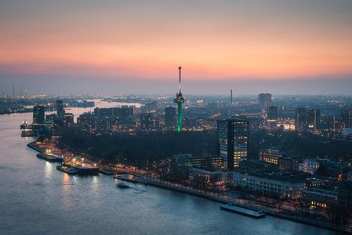 De Euromast en de stromende Maas
