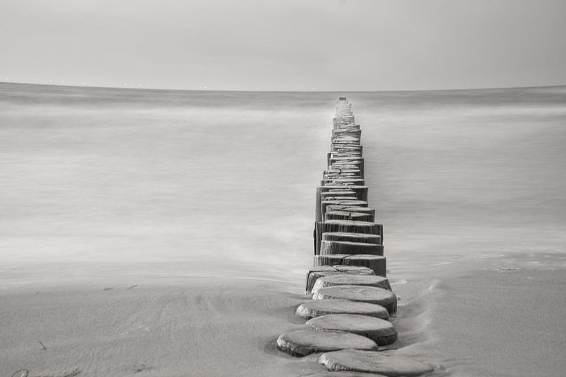 Buhne in Zingst an der Ostsee. Buhnen reichen ins Meer. Landschaftsaufnahme von Martin Köbsch