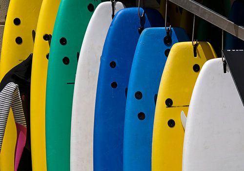 Kleurrijke surfplanken hangen in de zon