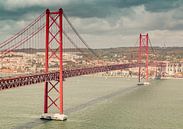 Die Brücke 25 de Abril in Lissabon von Tomasz Baranowski Miniaturansicht