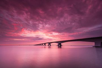 Zeeland-Brücke bei Sonnenaufgang (Zeeland) von Koos de Wit