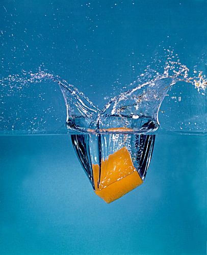 ijsklont valt in water, splach, 