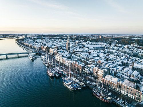 Kampen aan de IJssel tijdens een koude winterzonsopgang