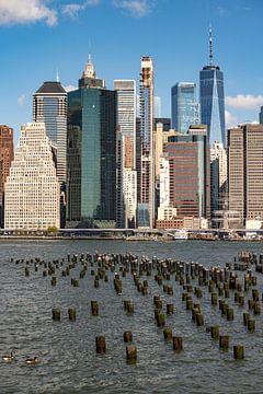 Downtown Manhattan boven de East River van Albert Mendelewski