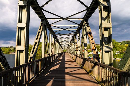 Voetgangersbrug over de Ruhr bij het Baldeney-meer in Essen Ruhrgebied Duitsland