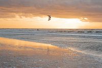 kitesurfen bij zondsondergang