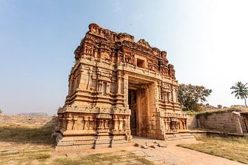 Grote oude poort in Hampi, een oude verlaten stad in Karnataka, India van WorldWidePhotoWeb