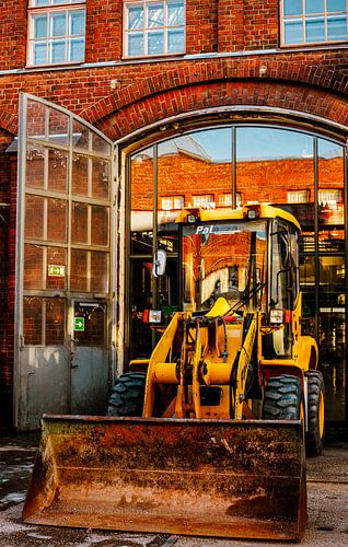 Gele Loader & Rode Baksteen – Fabrieksboog in Gouden Licht