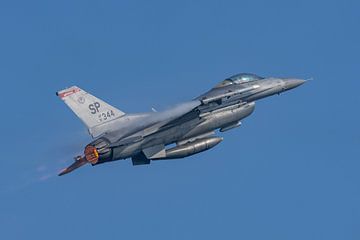 F-16 USAF stijgt op vanaf Spangdahlem Air Base.