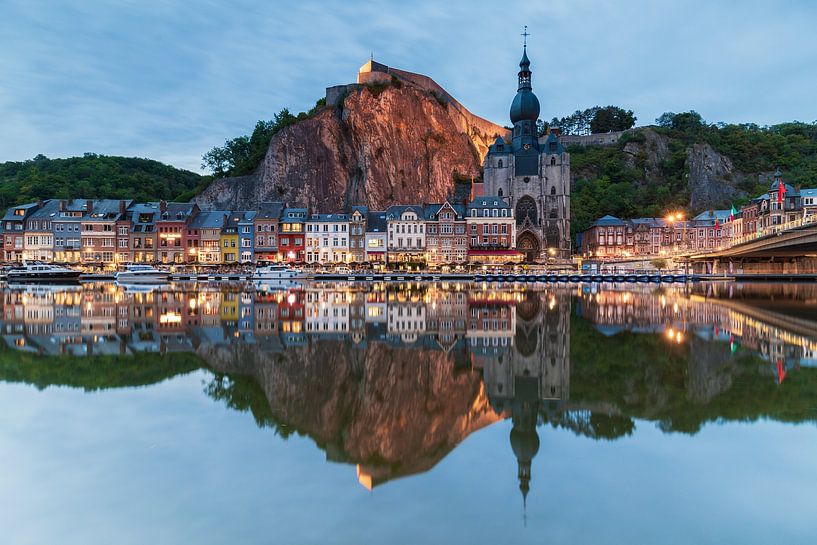 Abend in Dinant, gespiegelt im Wasser von Meindert Marinus