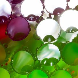 Gekleurde rietjes met waterdruppels van Mark Scheper