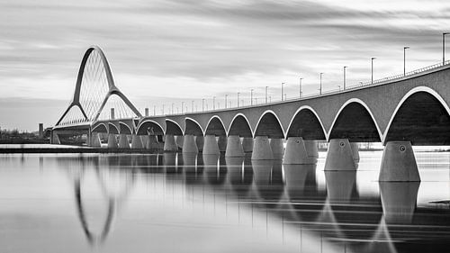 Brücke 'De Oversteek' Nijmegen, in schwarz und weiß, Niederlande von Adelheid Smitt