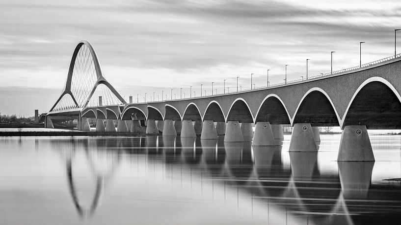 Brücke 'De Oversteek' Nijmegen, in schwarz und weiß, Niederlande von Adelheid Smitt