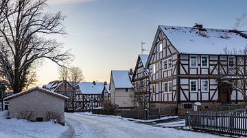 Herleshausen vakwerkhuizen in de winter van Roland Brack