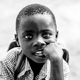 Portret van een Oegandees jongetje klaar voor een nieuwe schooldag. van Milene van Arendonk