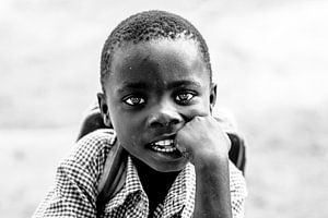 Porträt eines ugandischen Jungen, der für einen weiteren Schultag bereit ist. von Milene van Arendonk