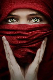 Photo pénétrante d'une femme au voile rouge - regard puissant avec des yeux verts (vu sur vtwonen) sur Elianne van Turennout