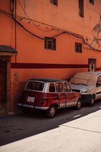 Auto's in Marrakesh (Marokko) van Tim Visual Storyteller