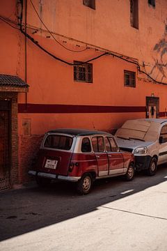 Auto's in Marrakesh (Marokko) van Tim Visual Storyteller
