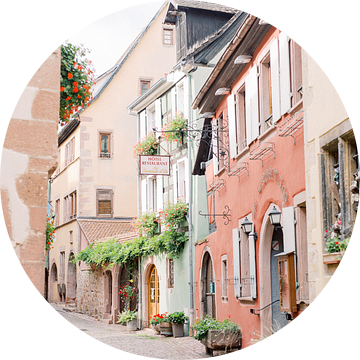 Kleurrijk straatje in Frankrijk | Pastel reisfotografie wall art