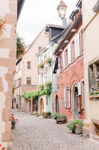 Bunte Straße in Frankreich | Pastell Reisefotografie Wandkunst