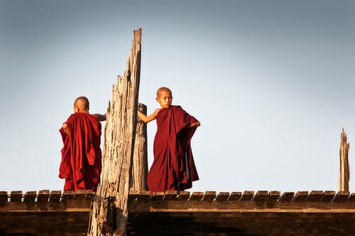 Jonge monniken op U bein brug in Myanmar.