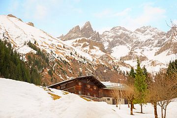 boerderij in winterlandschap Einodsbach, Allgauer Alpen van SusaZoom