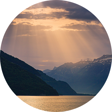 Het meer van Thun schittert onder een sluier van gouden zonnestralen