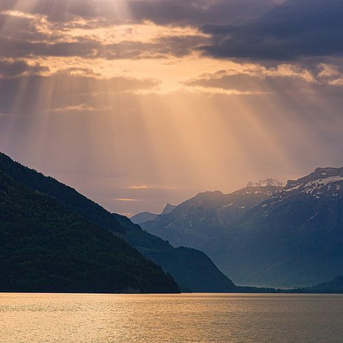 Het meer van Thun schittert onder een sluier van gouden zonnestralen
