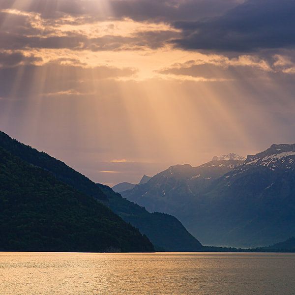 Le lac de Thoune scintille sous un voile de soleil doré par Henk Meijer Photography