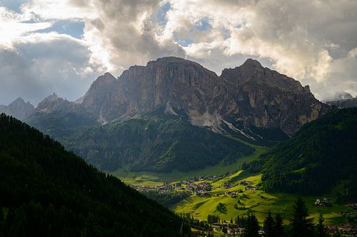 Uitzicht op Coravara en de Puez Groep in Alta Badia Dolomieten duri
