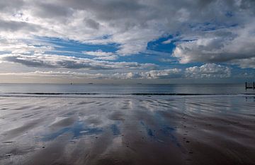 Wolken weerspiegelen op het strand van Corrie Ruijer