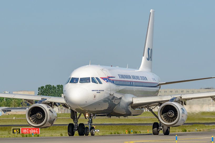 SAS Airbus A319-100 in SAS retro livery. van Jaap van den Berg