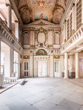 Verlaten Spa in Italiaanse Stijl. van Roman Robroek - Foto's van Verlaten Gebouwen