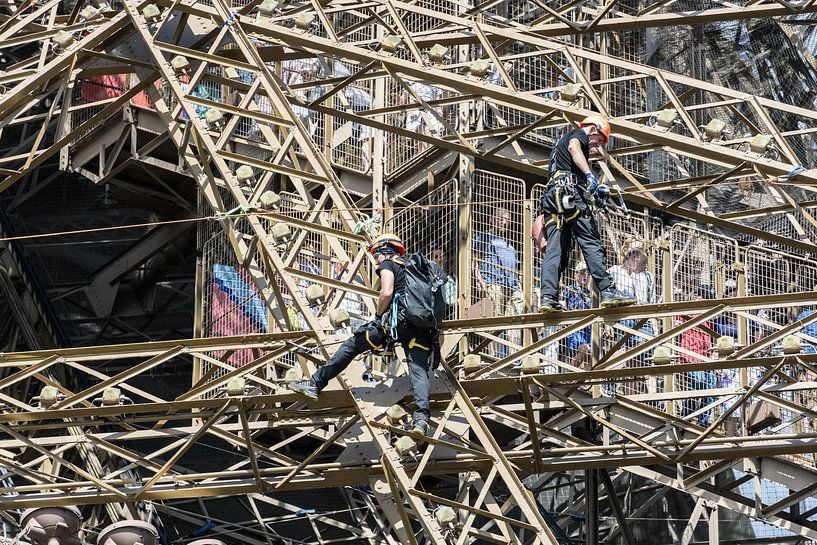 Bergsteiger auf dem Eiffelturm Paris von Jack Tummers