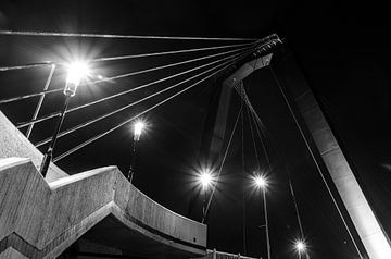 Zijkant trap naar de Willemsbrug in Rotterdam (zwart-wit)