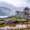 Château d'Einean Donan et brouillard en Écosse sur Rob IJsselstein