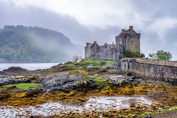 Einean Donan Castle und Nebel in Schottland