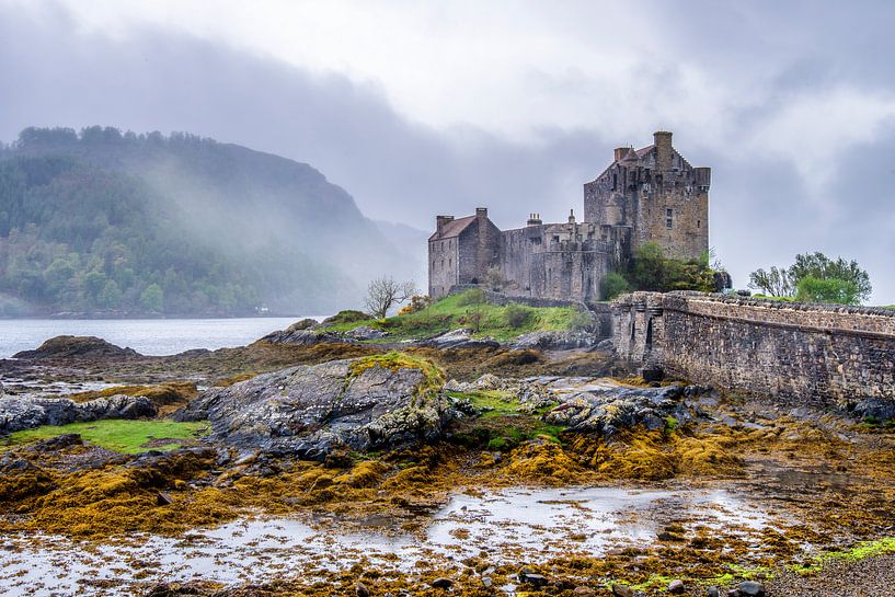 Château d'Einean Donan et brouillard en Écosse par Rob IJsselstein