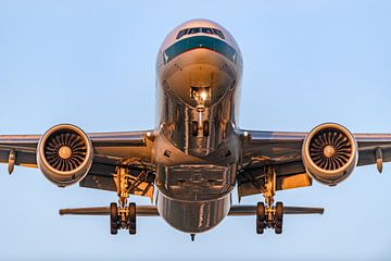 Cathay Pacific Boeing 777-300 kurz vor der Landung. von Jaap van den Berg