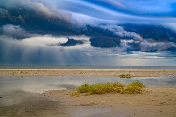 Sonnenaufgang am Strand der Insel Texel mit einer herannahenden Gewitterwolke von Sjoerd van der Wal