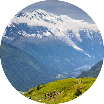 Bergwandelaars met Mont Blanc van Menno Boermans