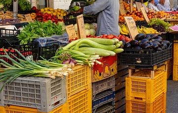 frisches Gemüse auf einem Markt in Italien van Animaflora PicsStock