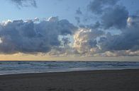 Prachtig wolkendek boven zee van Op Het Strand thumbnail