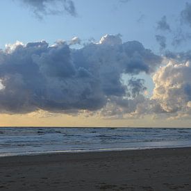 Prachtig wolkendek boven zee van Op Het Strand