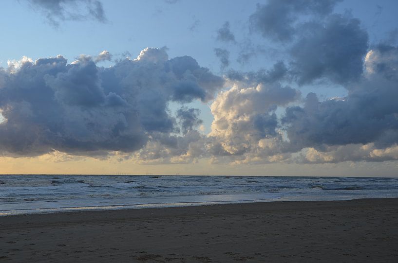 Prachtig wolkendek boven zee van Op Het Strand