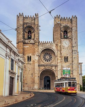 Tram voor de kathedraal in Lissabon van Jens Sessler