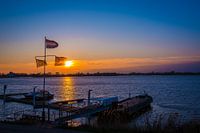 Untergehende Sonne auf dem Wasser