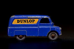 Blauer Bedford Spielzeugwagen mit Dunlop-Werbung
